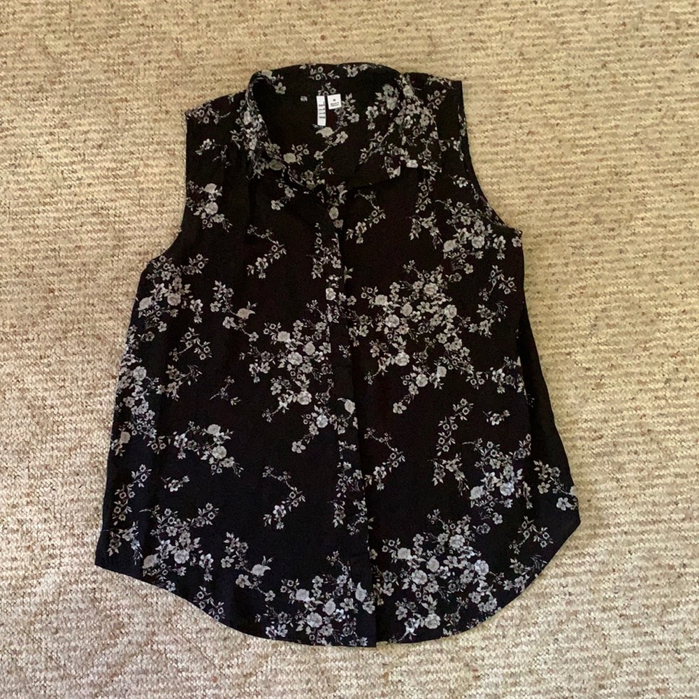 Elle sleeveless button up, size medium